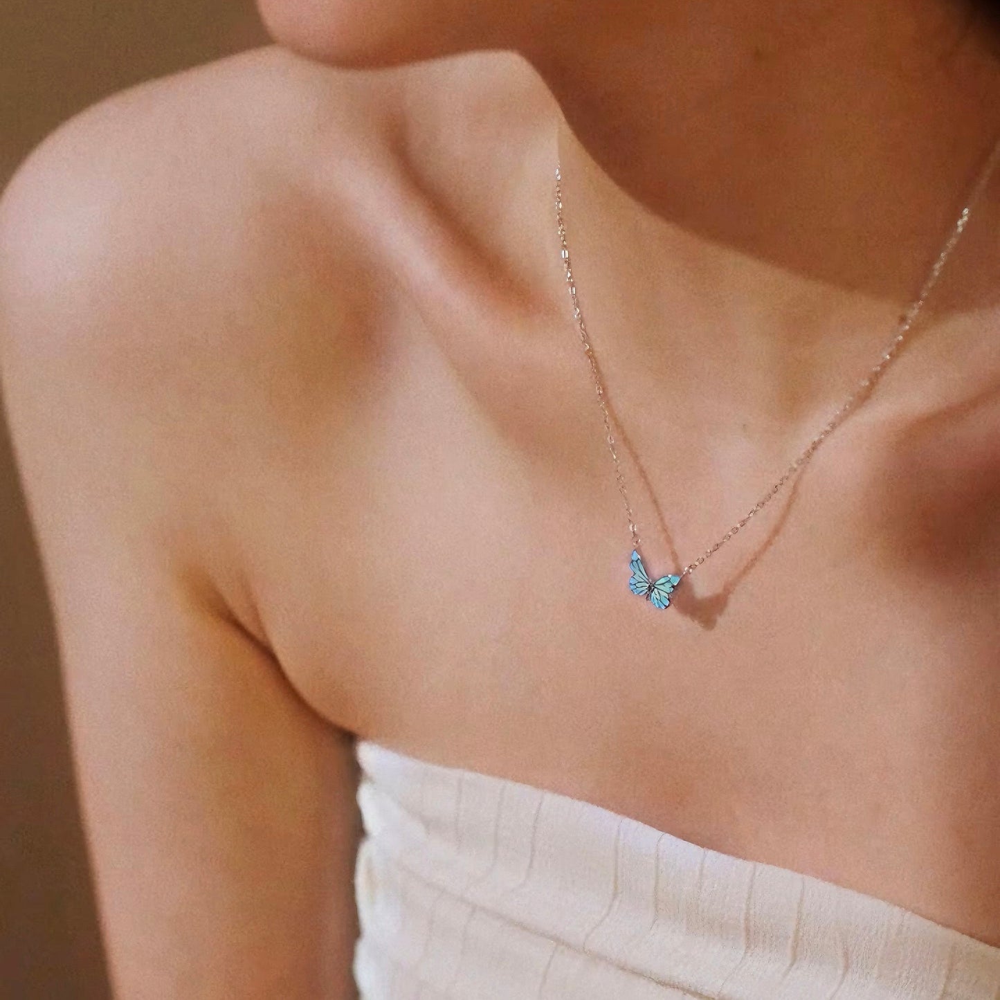 Collar Mariposa Azul Luminosa
