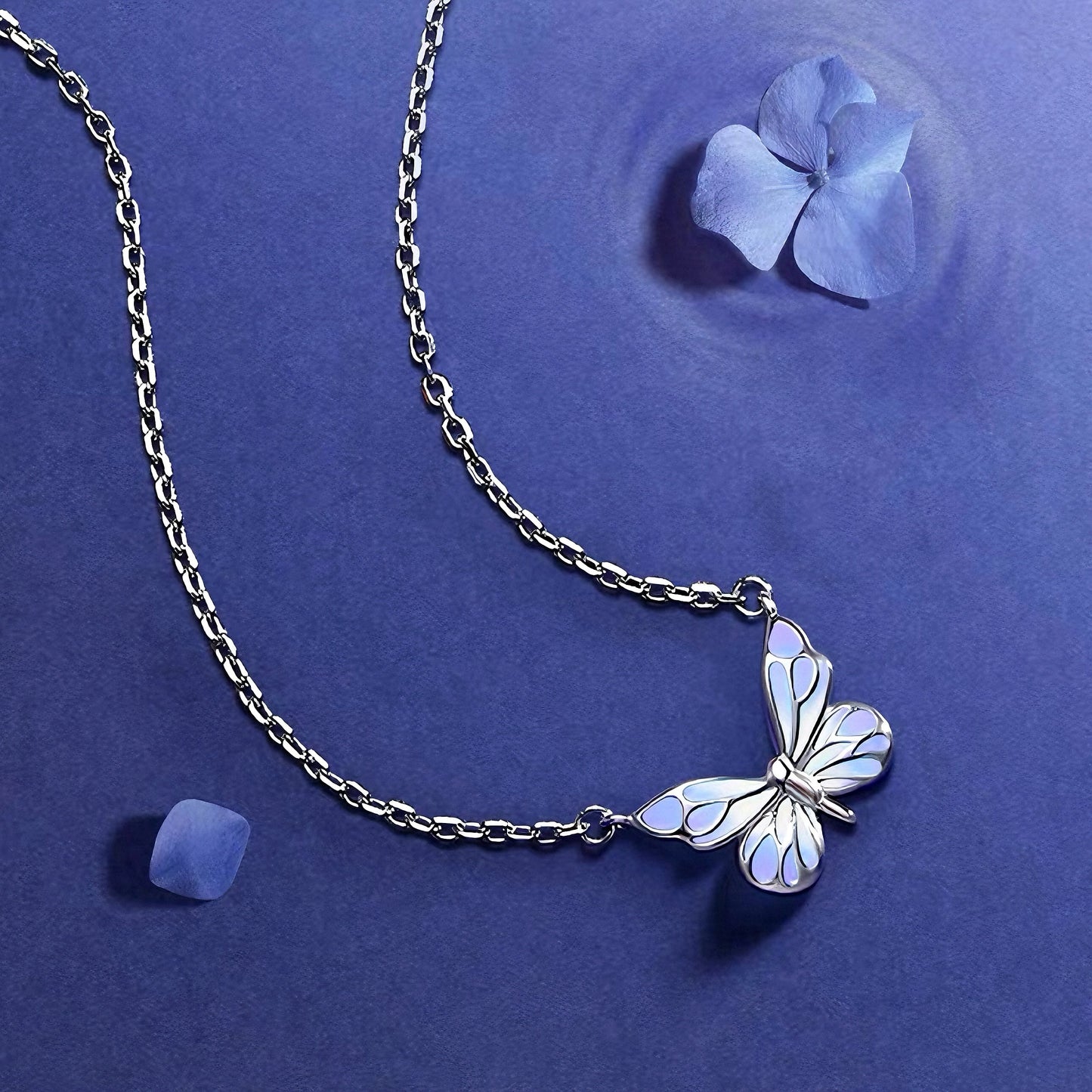 Collar Mariposa Morada Luminosa (EDICIÓN LIMITADA)